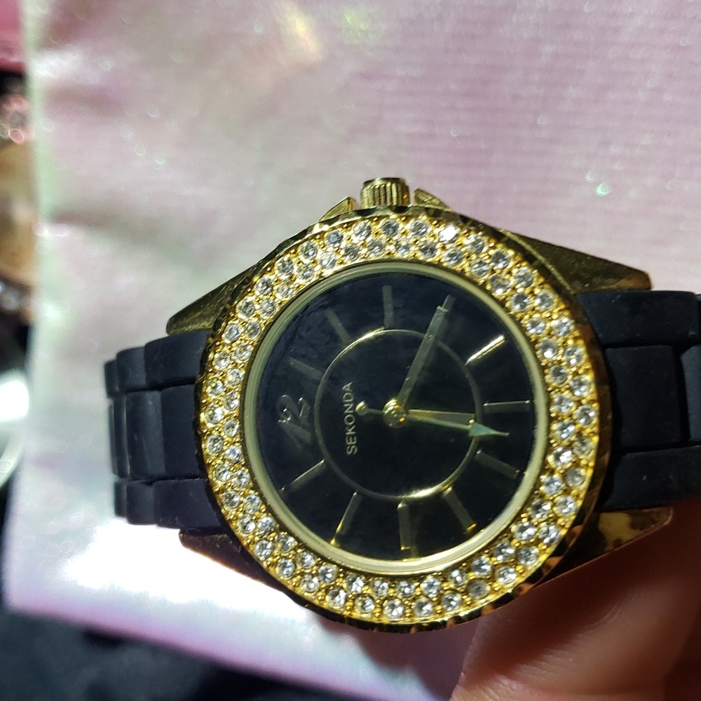 2 for 1  Seckonda woman's watch